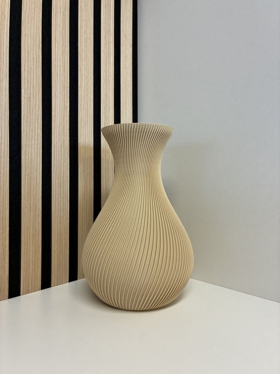 Aurea Vase in Sand vor einer Akustikpaneel-Wand aus Eiche