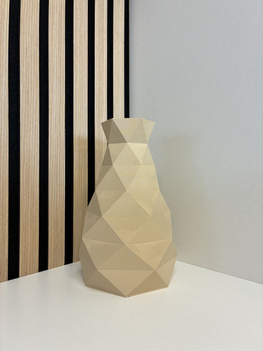 Facet Vase in Sand, facettierte Oberfläche aus Dreiecksflächen
