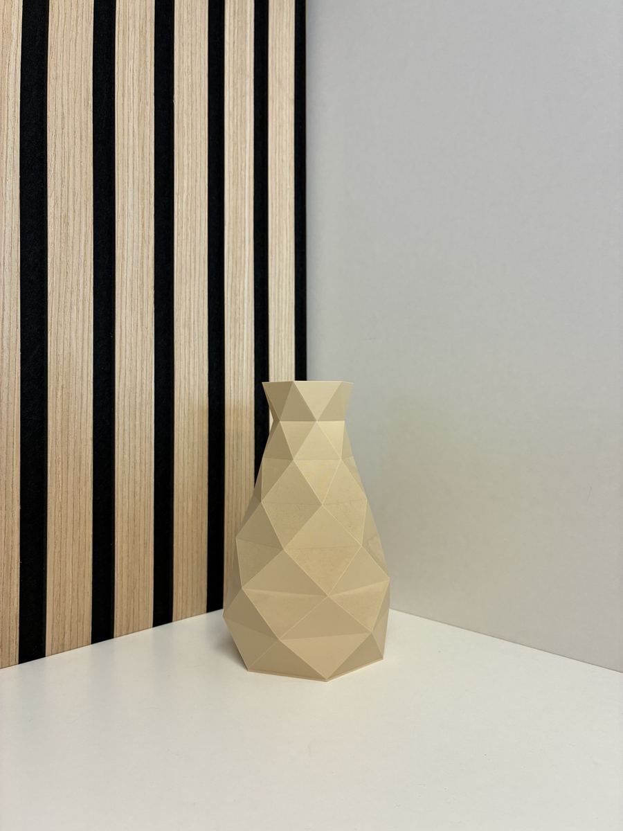 Facet Vase in Sand im Raum, seitliche Ansicht