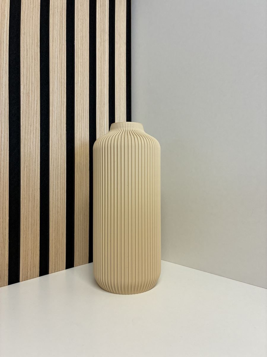 Linea Vase in Sand, schlanke Flaschenform mit vertikaler Rippung