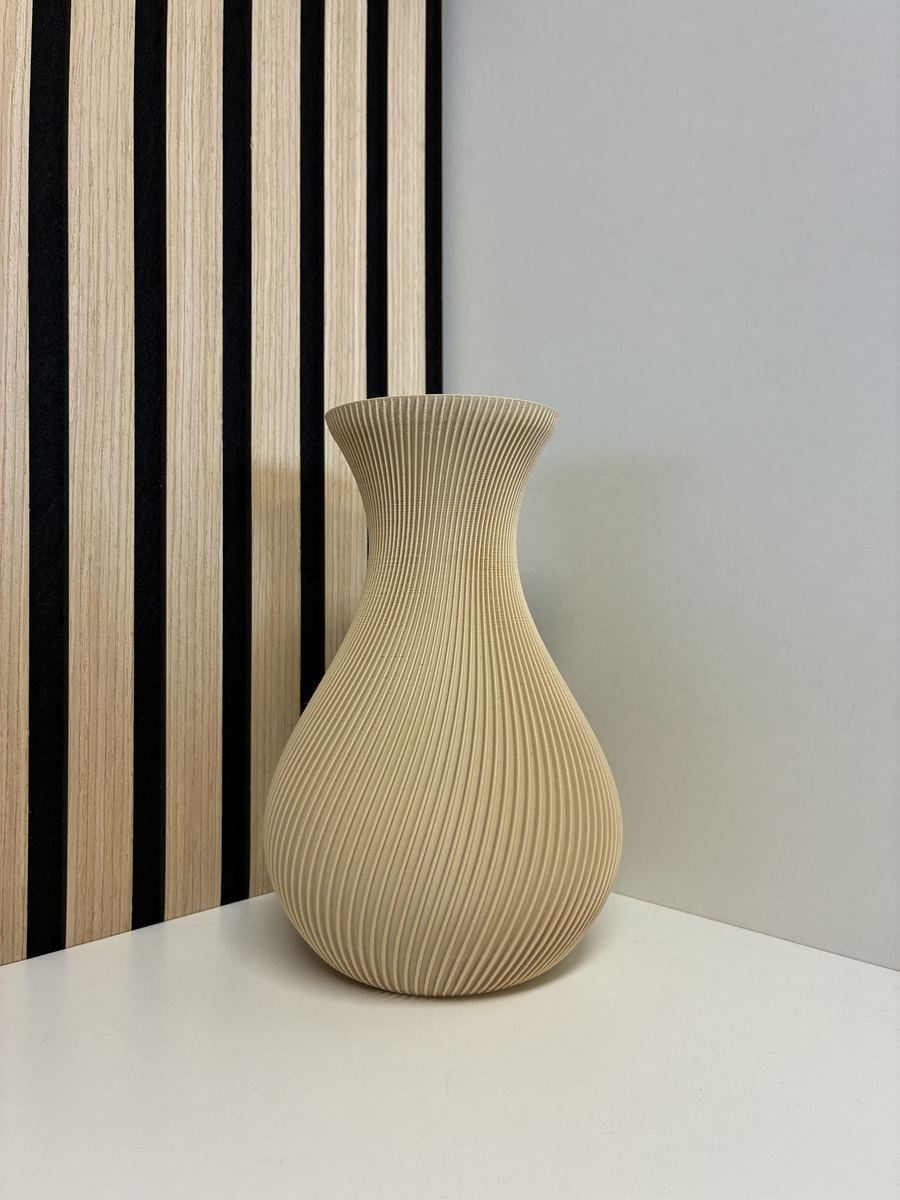 Aurea Vase in Sand vor einer Akustikpaneel-Wand aus Eiche